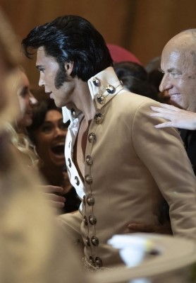elviscostume.jpg (25 KB)